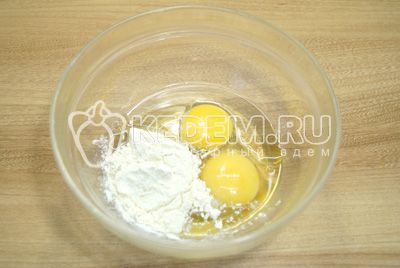 W миске смешать яйца, масло и муку.