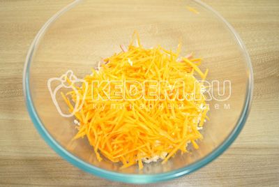 Prześlij тертую сырую морковь и прессованный чеснок.