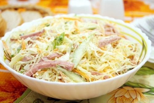 salată с капустой и колбасой