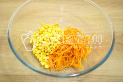No миску выложить кукурузу и морковь по-корейски.