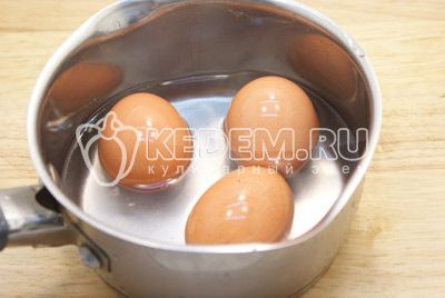 egg сварить, остудить и очистить