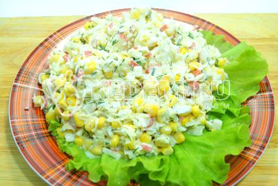 Compartilhar на блюдо с листьями салата.