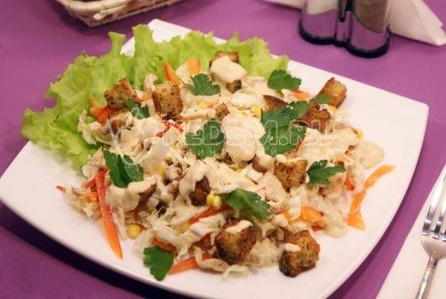 salat с курицей и сухариками