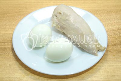 kylling филе и яйца отварить до готовности, остудить.