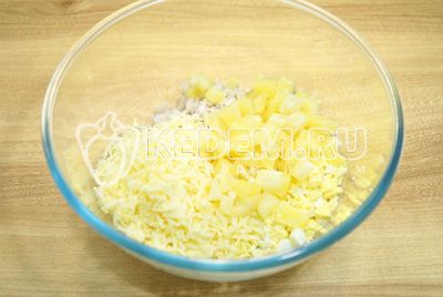 Legg тертый сыр и кубиками нарезанный ананас.