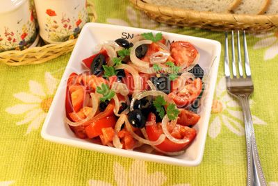 salat с помидорами и маслинами