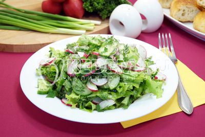 Salat с редиской и огурцом