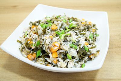 Udostępnij салат в салатницу и посыпать мелко нашинкованным зеленым луком.