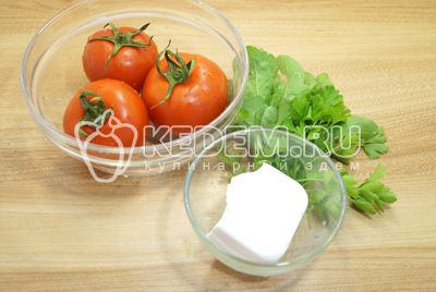 tomater и зелень промыть. Сыр нарезать кубиками.