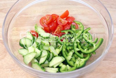 Zelenina вымыть и нарезать в миску, помидоры четвертинками, огурцы и перец ломтиками