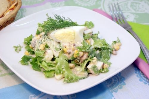 salat с тунцом и кукурузой