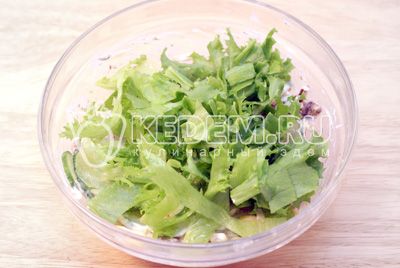 før подачей добавить порезанный или порванный салатный лист
