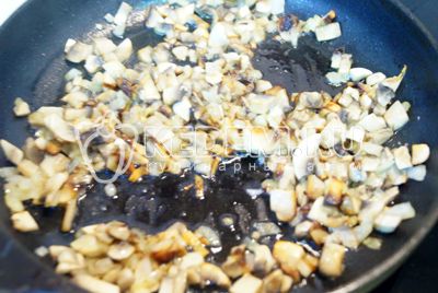 fin нашинкованные грибы и лук обжарить на сковороде с растительным маслом 2-3 минуты и остудить.