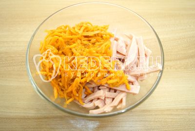 În миске смешать соломкой нарезанную ветчину и морковь по-корейски.