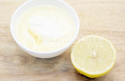 pentru заправки смешать сметану, 1 ст. ложку растительного масла и сок лимона. Хорошо перемешать