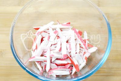 Caranguejos палочки нарезать соломкой и сложить в миску