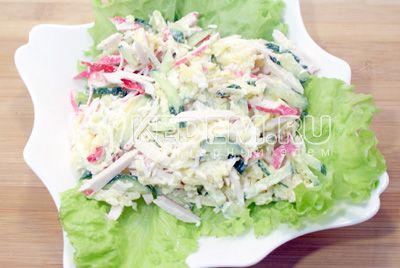 Compartilhar на блюдо с листьями салата