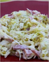 salat из белокочанной капусты с копчёной колбасой