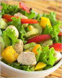 salat с овощами и курицей