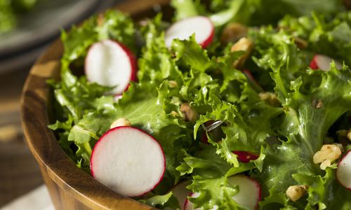 salată из редиса с зеленью