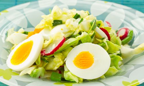 salată из редиса и яиц