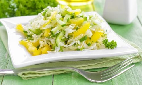 salată из капусты и огурцов