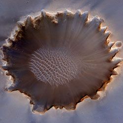 Najbardziej необычные ударные кратеры Марса