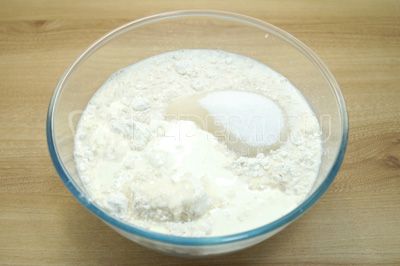 Hochladen теплое молоко и растопленное сливочное масло.