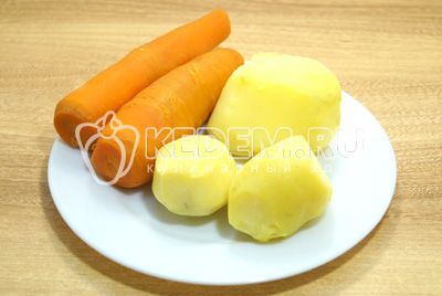 poteter и морковь отварить до готовности, остудить о очистить.