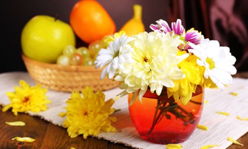 Flores с фруктами на столе