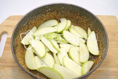 skjema смазать сливочным маслом и посыпать сухарями. Выложить слой яблок на дно формы.