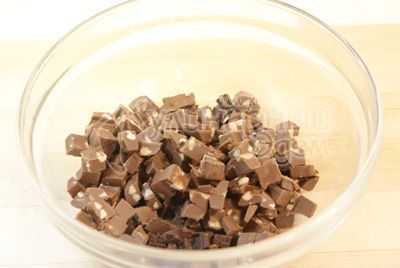 sjokolade плитку порезать на мелкие кусочки