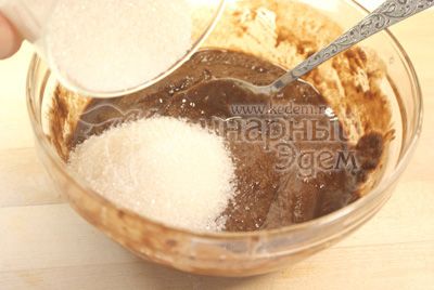 W растопленный шоколад добавьте сахар и кофе
