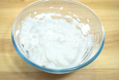 pisk белки в устойчивую пену, добавить щепотку соли.