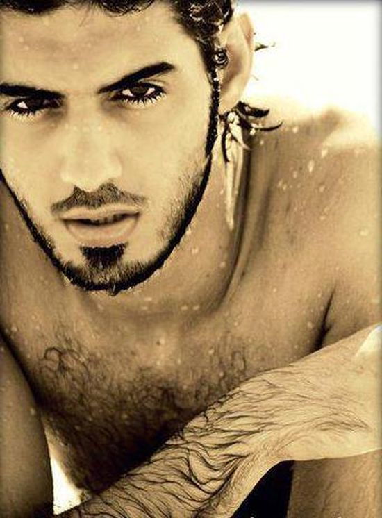 Zu gutaussehender Mann, der aus Saudi-Arabien deportiert wurde