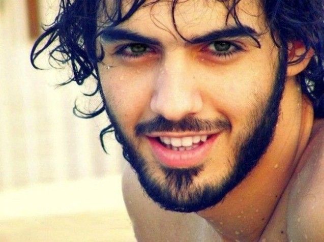 Zbyt przystojny mężczyzna, który został deportowany z Arabii Saudyjskiej