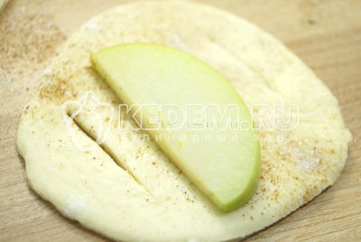 Sdílet четвертинку яблока и сделать надрезы.