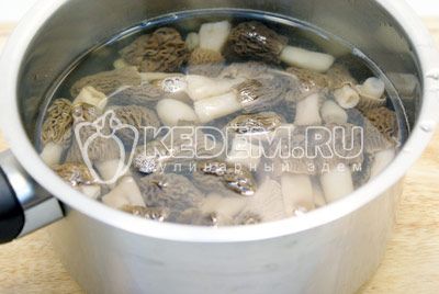Přesunout в кастрюлю и залить холодной водой варить 15-20 минут. Слить отвар и промыть грибы проточной водой