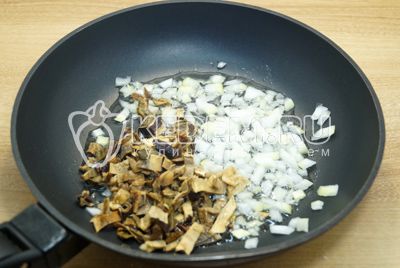 fin нашинкованный лук и мелко нарезанные (отжатые) грибы обжарить на сковороде с растительным маслом.