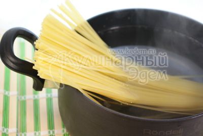 Ploché спагетти отварить в подсоленной воде