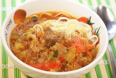Špagety с подливой из мяса и овощей