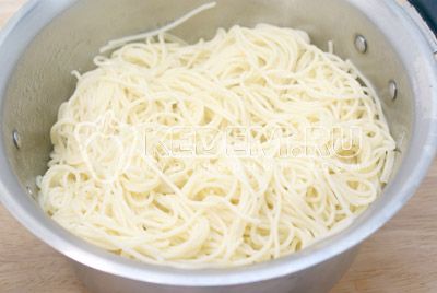 fusjonere воду со спагетти. Заправить спагетти сливочным маслом