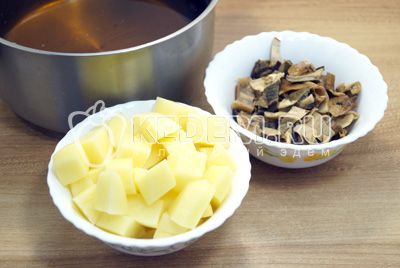 ciuperci вынуть и нарезать, картофель очистить и нарезать кубиками, в настой от грибов добавить еще 1 литр воды и поставить варить вместе с картофелем и грибами.
