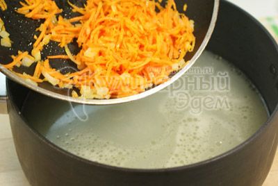 pære очистить и мелко нашинковать, морковь почистить и натереть на терке. Обжарить лук и морковь на растительном масле и добавить в бульон