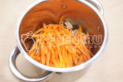 adăuga соломкой нарезанную морковь, залить водой и варить 10-15 минут, на среднем огне