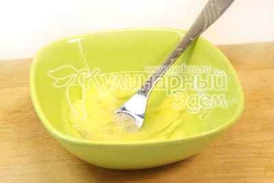 egg разболтать вилкой в миске и добавить в бульон с картофелем и мясом