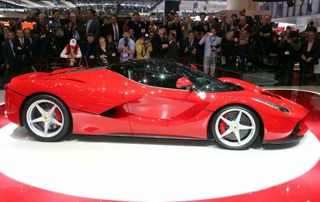Super-teure Supersportwagen von Lamborghini und Ferrari auf dem Genfer Autosalon
