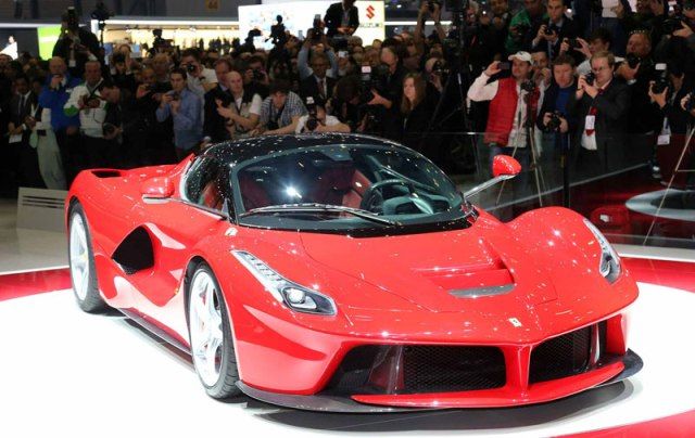 Super-teure Supersportwagen von Lamborghini und Ferrari auf dem Genfer Autosalon