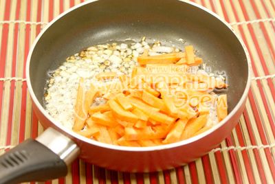 Na сковороде обжарьте мелко нашинкованный лук и чеснок, добавьте соломкой нарезанную морковь, обжаривайте 3 минуты, добавьте в кастрюлю
