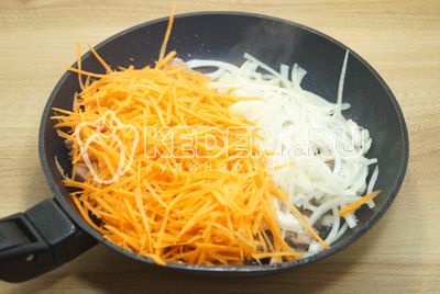 Legg тертую морковь и полукольцами нарезанный лук.